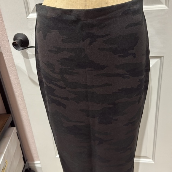 Sanctuary brand From Nordstom. Camouflage Lycra Knit Pencil Skirt. Size L - Picture 3 of 5